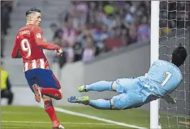  ?? AFP / ÓSCAR DEL POZO ?? Torres intenta sin éxito un remate ante Giménez, ayer.