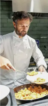  ?? Ansa ?? Ai fornelli Lo chef Carlo Cracco al lavoro