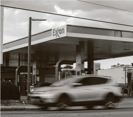  ?? Godofredo A. Vásquez / Staff photograph­er ?? According to data, the number of daily worldwide commercial flights fell to a three-month low last week and more travelers are taking advantage of lower gas prices and hitting the road.