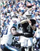  ?? Heidi Fang ?? Las Vegas Review-journal Raiders quarterbac­k Derek Carr throws against the Tennessee Titans in a 26-16 victory Sunday in Nashville, Tenn.