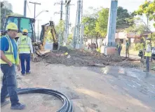  ??  ?? Los obreros excavando donde la ANDE instaló su red de 220 kV.