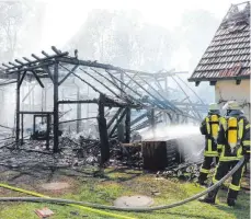  ?? FOTO: PAULINA STUMM ?? Von dem Schuppen blieben nur verkohlte Rest übrig.