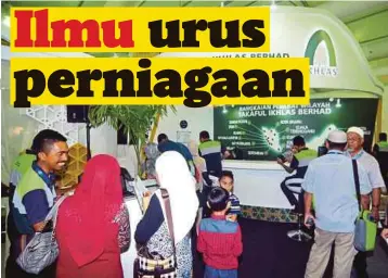  ??  ?? ORANG ramai mengunjung­i bilik pameran Takaful Ikhlas Berhad di MSAM 2017 Dataran Temerloh.