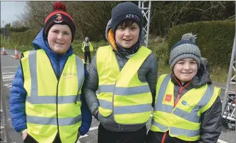  ?? Photo by John Tarrant ?? Alan McCarthy, Donagh Linehan and Eoghan O’Sullivan provided a helping hand at the Duhallow 10 Mile Road Race.