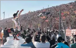  ??  ?? EUFORIA. Marc Márquez celebró por todo lo alto el campeonato.