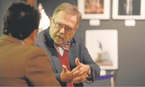  ?? // ÁNGEL RODRÍGUEZ ?? El director de ABC Córdoba y José Calvo Poyato, anoche durante el ciclo Opinión Abierta