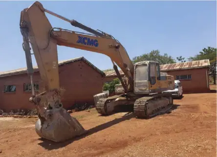  ?? ?? An excavator belonging to Sunny Yi Feng that was seized by Astrabay Mine owners