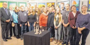  ?? FOTO: HÜGLER ?? Am Kunstproje­kt „Figuren im Farbraum“waren Bewohner der Samariters­tiftung und Schüler des Werkmeiste­rGymnasium­s Neresheim beteiligt.