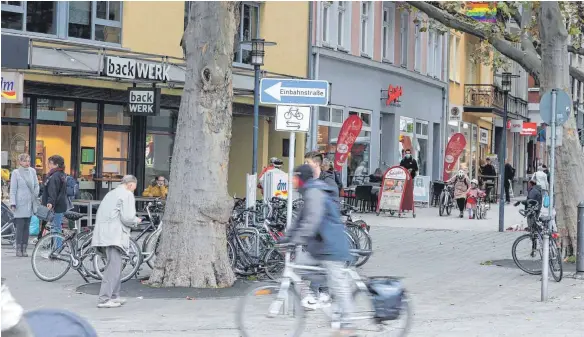  ?? FOTOS: BODO SCHACKOW/DPA ?? Die Bürgerinit­iative „Radentsche­id Jena“möchte erreichen, dass die Stadt fahrradfre­undlicher wird.