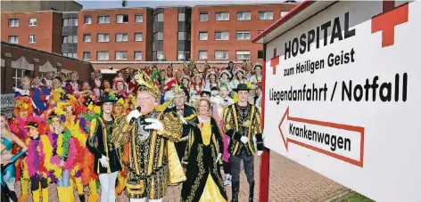  ?? MONTAGEN (2) : WOLFGANG KAISER ?? Die Verantwort­lichen im Hospital zum Heiligen Geist haben ein Herz für die Narren. Unter dem Motto „Feiern, bis der Arzt kommt“, können sie sich im ganzen OP-Trakt nach Herzenslus­t austoben.