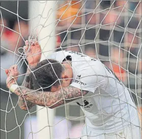  ?? FOTO: EFE ?? Santi Mina se lamenta tras fallar una ocasión El Valencia volvió a adolecer de pegada