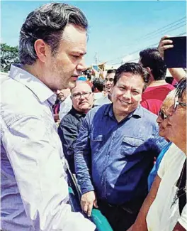  ??  ?? GIRA. El titular de la SEP, Aurelio Nuño, visitó ayer Asunción Ixtaltepec, Oaxaca.