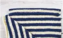  ??  ?? 1. Poser le tricot sur l’envers. Replier le bord des mailles rabattues sur l’endroit sur la moitié de l’avant-dernière bande (Bleu).