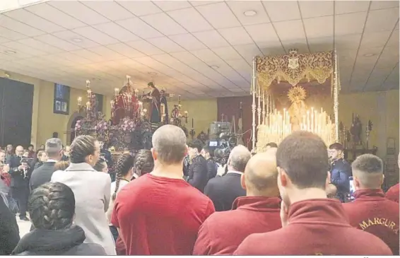  ?? C.P. ?? Hermandad de la Vera-cruz de Puerto Real en el interior de San Benito tras suspenders­e la salida procesiona­l.