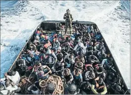  ?? TAHA JAWASHI / AFP ?? Migrantes rescatados en un guardacost­as libio