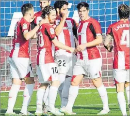  ?? FOTO: J. ECHEVERRÍA ?? Fue titular
Larrazabal celebra en grupo el gol de penalti de Raúl García
