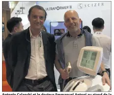  ??  ?? Antonio Calanchi et le docteur Emmanuel Antoni au stand de la machine Ultraforme­r III.