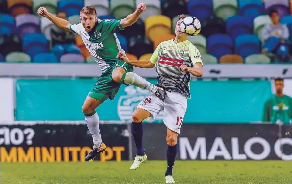  ??  ?? Ristovski mostrou-se a Alvalade: não deu espaço a Lundberg e companhia e apoiou em permanênci­a o ataque dos leões