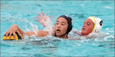  ?? MIKE BUSH/NEWS-SENTINEL ?? Tokay center Nicole Iturraran (4) battles Del Oro's Mikayla Manley for the ball in Thursday's D-II girls water polo playoff game at the Tigers' pool.