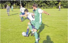  ?? FOTO: DÖRFLINGER ?? Auch wenn der SC Heroldstat­t im Pokal gegen Burladinge­n (grün) verloren hat, so zeigte sich doch, dass er es besser kann. Das wollen die Kicker gegen Bernstadt beweisen.