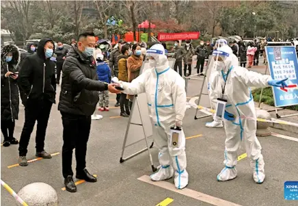  ?? Photo: Xinhua ?? Residents queue up for nucleic acid test in Xi’an, northwest China’s Shaanxi Province, on December 23, 2021.