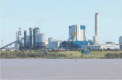  ?? DPA. ?? Papelera. La planta de celulosa UPM, ex Botnia, en la vera uruguaya del Río Uruguay, frente a Fray Bentos.