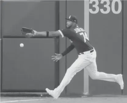  ?? NAM Y. HUH/AP ?? Sox left fielder Eloy Jimenez bungles the play on an inside-the-park homer Thursday by the Brewers’ Christian Yelich.