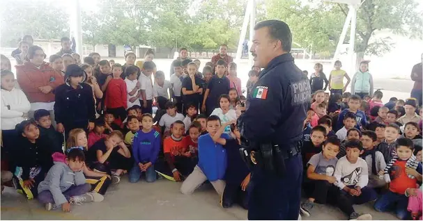  ??  ?? oficiales de la dependecia estuvieron en la escuela Hermenegil­do Galeana