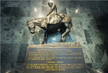  ?? ARLEN REDEKOP ?? The Law Society of B.C. decided in spring to remove this Matthew Begbie statue from its lobby.