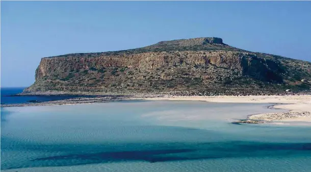  ??  ?? Uno scorcio selvaggio di Nisis Gramvousa, l’isolotto che fronteggia l’omonima baia: posta nell’estremo nordovest dell’isola di Creta si divide in due insenature più piccole dove si sta all’ancora protetti dal meltemi.