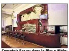  ?? © Palm Beach ?? Comptoir Bar vu dans le film « Mélodie en sous-sol » d’Henri Verneuil (sorti en ). En acajou. L’ensemble est estimé entre   et   €. Le bar seul : entre   et   €.