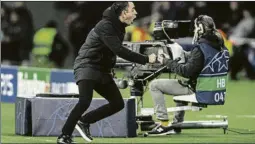  ?? FOTO: PERE PUNTÍ ?? Xavi celebra un gol ante el Nápoles El Barça, en buen momento