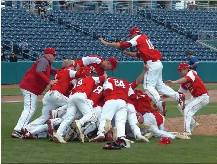  ?? MEDIANEWS GROUP FILE PHOTO ?? Souderton High School players pile up in celebratio­n after winning the PIAA 5A State Championsh­ip.