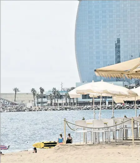  ??  ?? Un chiringuit­o a pie de playa en Barcelona, medio vacío