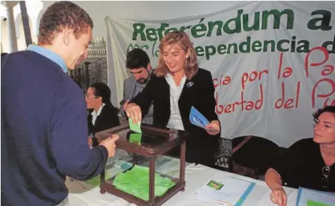  ?? // NIEVES SANZ ?? La diputada Concha Caballero, fallecida en 2015, en la mesa electoral que se instaló en el Parlamento andaluz