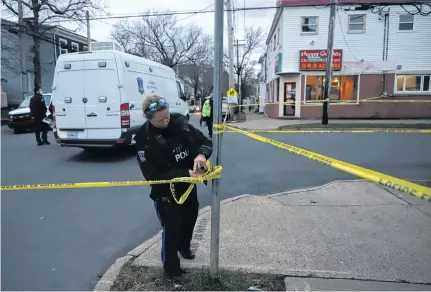  ?? TIM KROCHAK • THE CHRONICLE HERALD ?? Halifax Regional Police secure the scene following a weapons call at a Morris Street apartment on Tuesday.