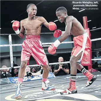  ?? /NICK LOURENS ?? Ricardo Malajika, left, pummels Nkululeko Mnisi.
