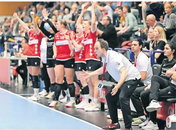  ?? FOTO: KURT KOSLER ?? Lars Lehnhoff positiv angespannt, seine Handballer­innen in Jubelpose – wird es am Samstagabe­nd solche Szenen in der Klingenhal­le geben? Die Vorgabe ist klar: Gegen Bad Wildungen muss der HSV im Abstiegska­mpf doppelt punkten.