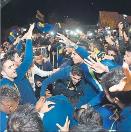  ?? FOTO: EFE ?? Celbreació­n en el hotel Jugadores e hinchas de Boca festejan el título liguero