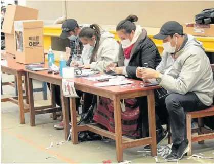  ?? Foto: Efe ?? Una mesa de votación en un colegio electoral de La Paz, una de las capitales bolivianas.