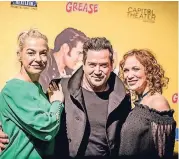  ??  ?? Das Schauspiel­er-Paar Mareike und Sam Eisenstein und Soap-Star Madlen Kaniuth (r.) sind schon lange Grease-Fans.