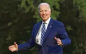  ?? JACQUELYN MARTIN / AP ?? President Joe Biden greets members of the media on the South Lawn of the White House on his return from Chicago, on Wednesday.