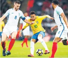  ??  ?? MAGIA. El brasileño Neymar domina la marca del inglés Eric Dier.