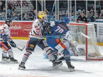  ?? FOTO: FLORIAN WOLF ?? Entscheidu­ng in der Overtime: Robbie Czarnik (rechts) trifft an Deggendorf­s Goalie Cody Brenner vorbei zum 4:3 für die Ravensburg Towerstars.