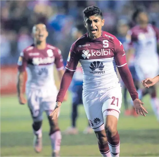  ?? RAFAEL PACHECO ?? El volante morado, Juan Bustos Golobio, celebra la tercera anotación del Saprissa, al minuto 82 de partido. Con este tanto, los tibaseños pudieron garantizar la victoria. Cuando solo falta una jornada para el cierre de la fase regular, la S es el líder del campeonato.