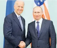 ??  ?? Auch wenn in Zeiten der Pandemie eher kein persönlich­es Händeschüt­teln zu erwarten ist:
Joe Biden (li.) und Wladimir Putin kennen einander seit Jahren bestens.