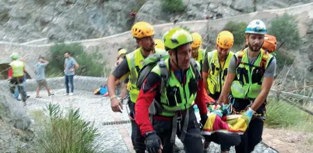  ??  ?? Soccorsi Un’immagine dei soccorsi scattati sul Pollino dopo la piena del torrente Raganello. Tra le dieci vittime ci sono tre pugliesi