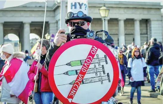  ?? AP ?? Uno de los participan­tes en la manifestac­ión celebrada ayer en Viena