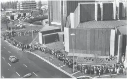  ?? ?? The crowd to get into the Christchur­ch Town Hall on opening day in 1972.