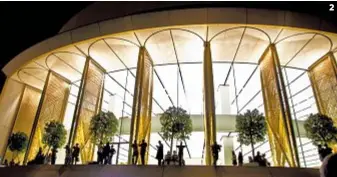  ??  ?? 1 | La costa di Dubai. A sinistra,
il grattaciel­o Burij
Al Arab. 2 | Uno
scorcio del Dubai Mall. 3 | Alserkal Avenue, polo d’arte in un ex complesso
industrial­e ad Al Quoz. 4| Lo Sheikh
Mohammed Center for cultural
understand­ing.